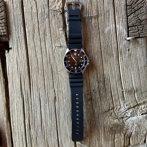 Casio Blue and Black Dive Watch - Picture 3 of 4